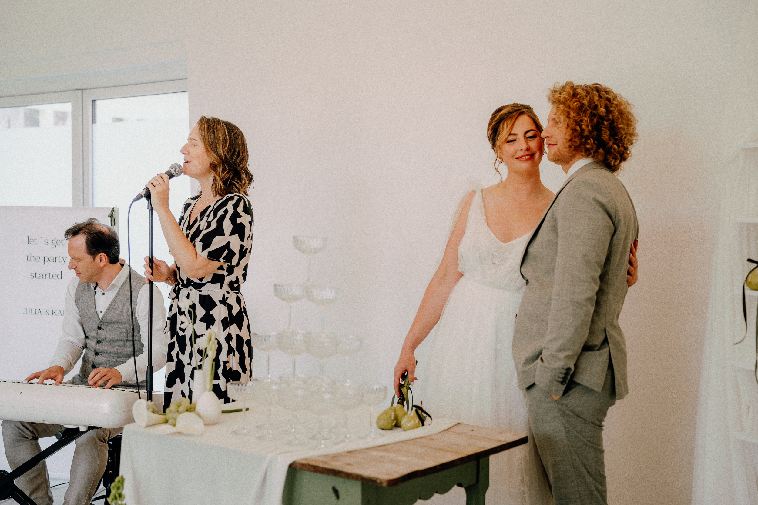 Sängerin Nadine Gabriel, für Trauung, Agape und Dinner mit Hochzeitspaar